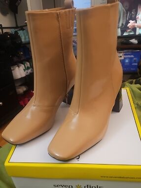 Seven Dials Style-Newton Tan Square-Toe Block Heel Ankle Boots